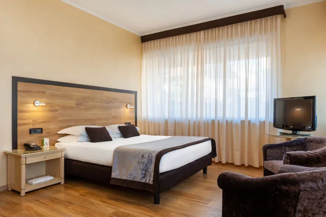 Premium, Studio, Suite, Queen Bed, Allergy Friendly, Augustus Hotel 2/3