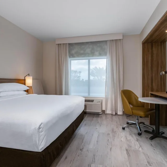 جناح بسرير كينج مع أريكة، Wyndham Garden Orlando Universal I Drive 2/4