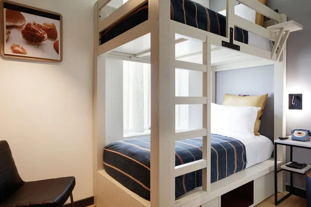 غرفة بسرير كوين وسرير بطابقين، Moxy Richmond Downtown 1/3