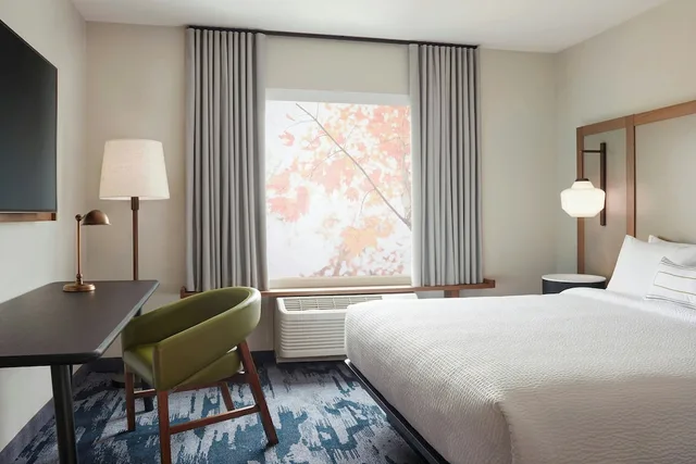 غرفة بسرير كينج مع أريكة، Holiday Inn Chicago Matteson Conference Center 1/1