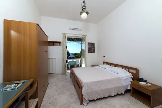 غرفة بسرير مزدوج بإطلالة على البحر، Hotel Villa Melodie - Adults Only 5/10