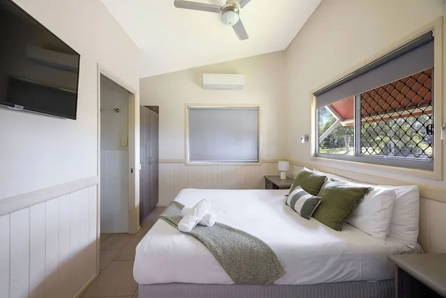 كابينة ديلوكس بسرير كوين وسرير فردي وسرير بطابقين يُسمح فيها بالحيوانات الأليفة، Reflections Holiday Parks Nambucca Heads 1/8