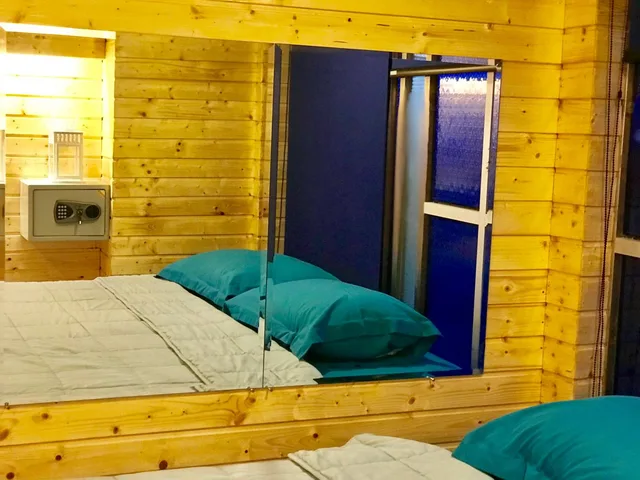غرفة بسرير مزدوج بحمام مشترك، Blu Cabin Ari Stylish Gay Poshtel 3/4