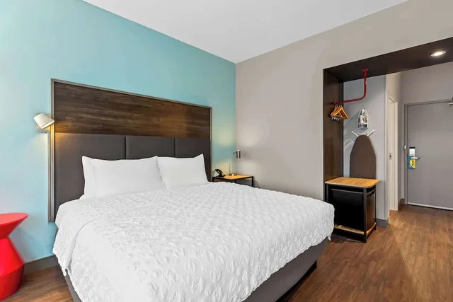 غرفة بسرير كينج بحوض استحمام، Tru by Hilton Aloha Beaverton 4/5