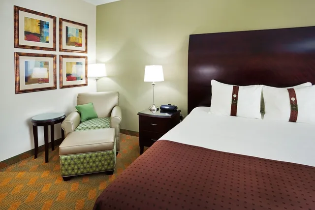 غرفة قياسية بسرير كينج مع أريكة، Holiday Inn Rock Hill 4/7