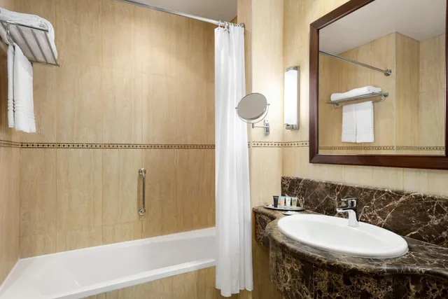 Room, King Bed, Pool and Ocean View، Wyndham Garden Salalah Mirbat 5/5