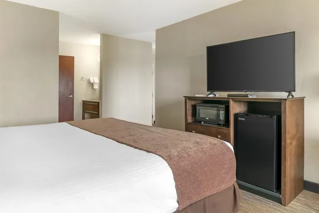 جناح بسرير كينج بإطلالة على النهر بحوض جاكوزي، Best Western Port Huron Blue Water Bridge 2/5