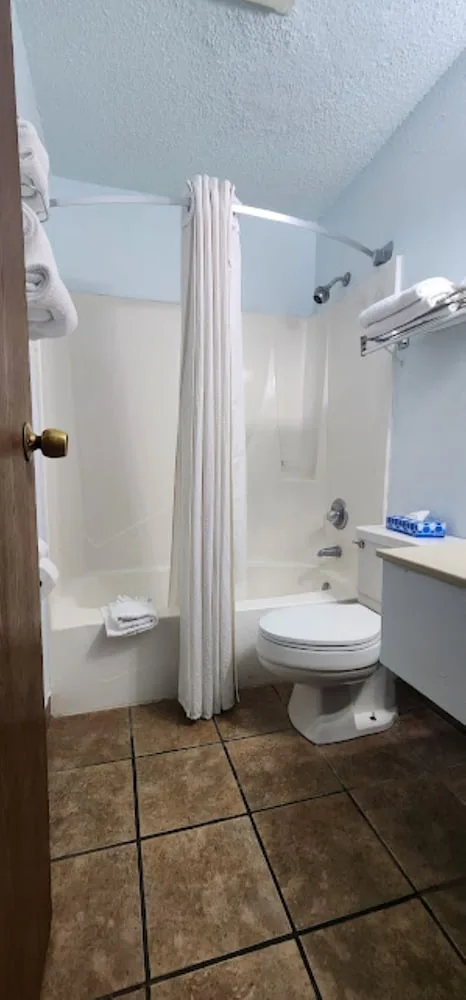 غرفة قياسية بسرير كينج، Affordable Inns 6/8