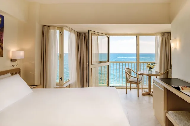 غرفة قياسية بسريرين منفصلين بإطلالة على البحر، The Diplomat Hotel 1/3