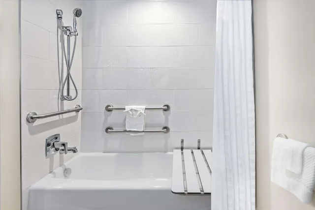 جناح بسرير كينج بغرفتين مع أريكة بحوض استحمام لذوي الإعاقة، Embassy Suites By Hilton College Station 3/4