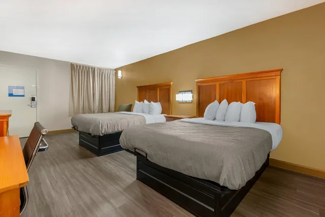Standard, 2 Queen Beds, Exterior Entrance، Quality Inn Lumberton 1/9