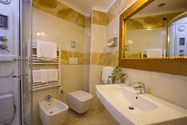 غرفة ثلاثية بإطلالة على البحر، Hotel Diplomat Palace 3/5