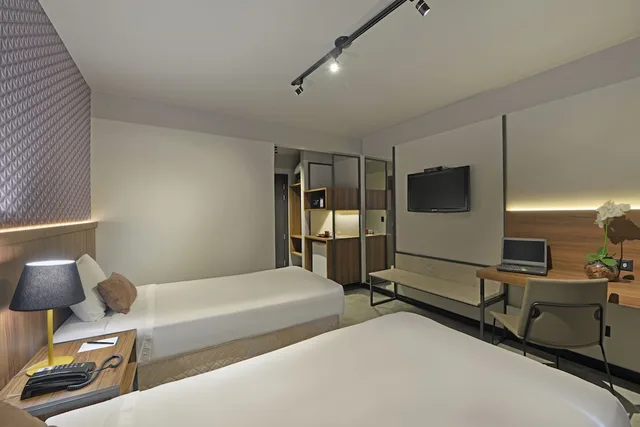 غرفة قياسية بسريرين منفصلين، Hotel Deville Business Maringa 1/8