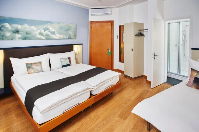 غرفة قياسية رباعية مع أريكة، Bristol Hotel Zurich 2/10