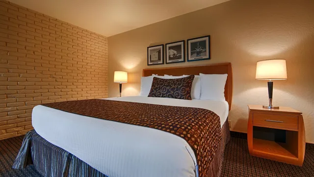 غرفة قياسية بسرير كوين بشرفة، Best Western Pine Tree Motel 2/8