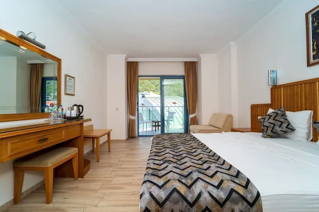 غرفة قياسية بسرير مزدوج أو سريرين منفصلين بإطلالة على الحديقة بشرفة، Belcehan Deluxe Hotel 1/9
