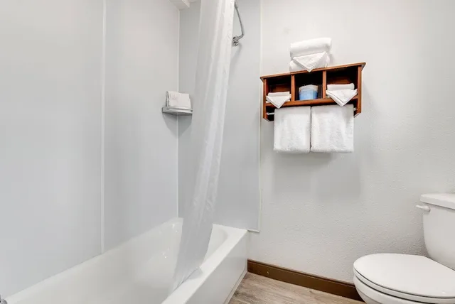 Standard, 2 Double Beds, Suburban Studios Near Mesa Verde 2/8