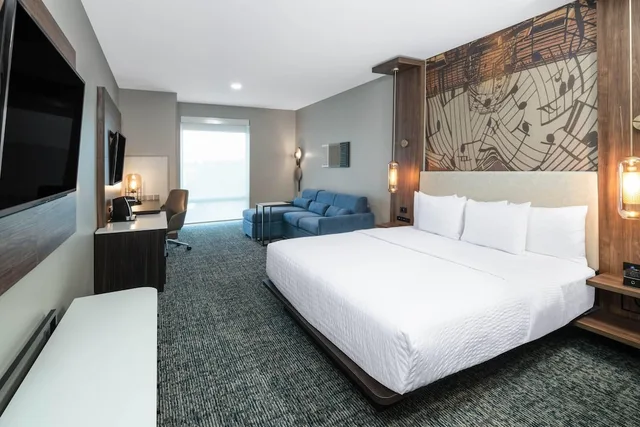 Room, King Bed, La Quinta Inn Suites By Wyndham Nashville Downtown Stadium 1/3