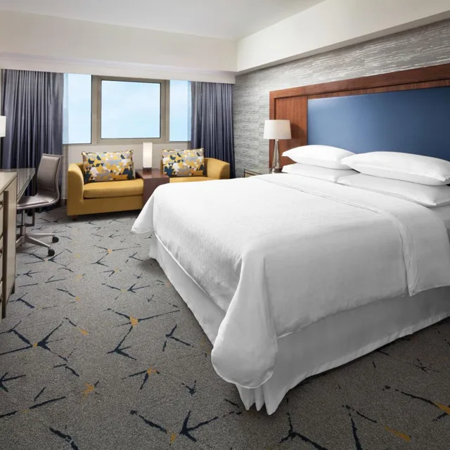 غرفة ديلوكس بسرير كينج بحوض استحمام لذوي الإعاقة، Sheraton Gateway Los Angeles Hotel 2/10