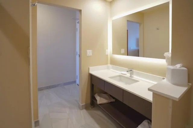 غرفة قياسية بسرير كينج مع أريكة، Fairfield Inn & Suites by Marriott Airdrie 9/10