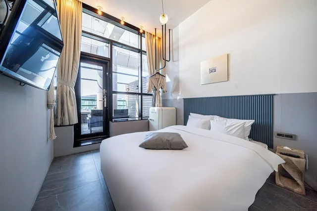 Deluxe, Double Bed, Lateral Side Sea View, H Avenue 1/5