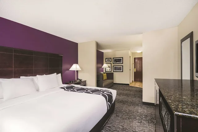 غرفة ديلوكس بسرير كينج، La Quinta Inn & Suites by Wyndham Louisville East 1/9