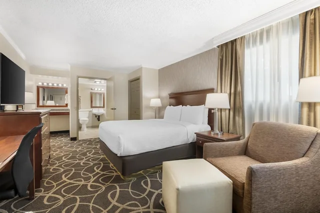غرفة قياسية بسرير كوين بحوض جاكوزي لذوي الإعاقة، Best Western Plus Burley Inn & Convention Center 3/6