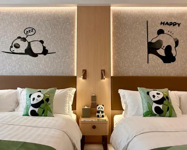 Panda, Deluxe, 2 Queen Beds، The Kimberley Hotel Hong Kong 1/2