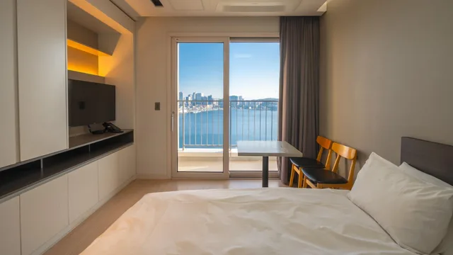 غرفة بسرير مزدوج أو سريرين منفصلين بإطلالة جزئية على البحر، Sunrise Hotel Sokcho 1/1