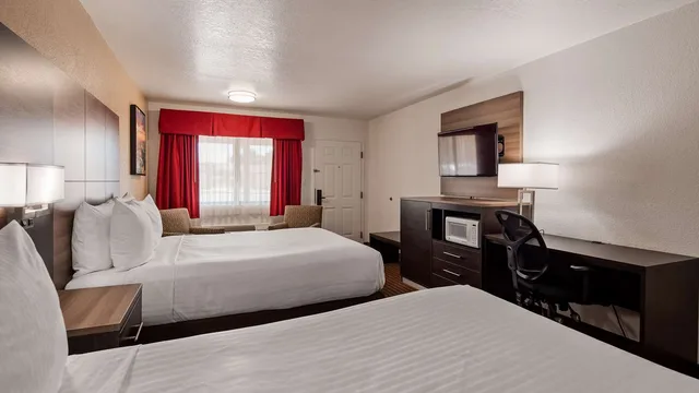غرفة بسريرين كوين يُسمح فيها بالحيوانات الأليفة لذوي الإعاقة، Best Western Santa Rosa Inn 4/10