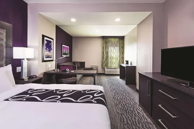 غرفة بسرير كينج بحوض استحمام لذوي الإعاقة، La Quinta Inn & Suites by Wyndham College Station South 1/5