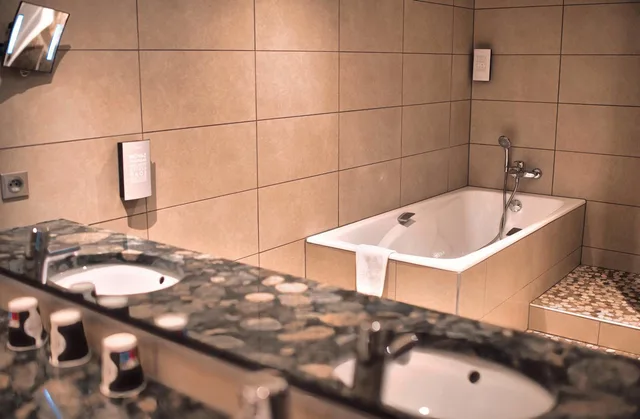 جناح جونيور بسرير كينج مع أريكة، Kyriad Prestige Mulhouse Basel 3/5