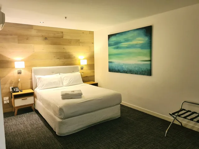 Room, Queen Bed, No Window, Accessible, Crown Hotel Surry Hills 2/4