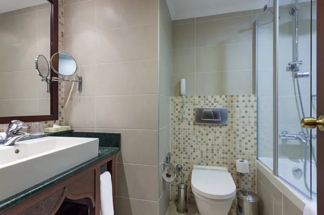 Standard, King Bed, Lateral Side Sea View، Crowne Plaza Antalya 4/5