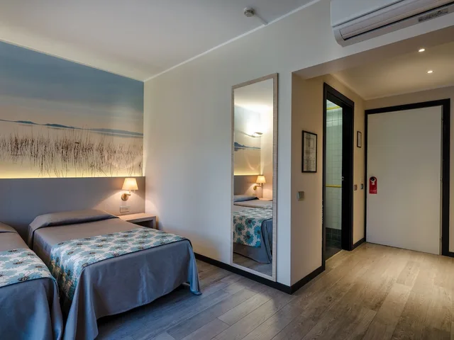 غرفة كلاسيكية ثلاثية بسريرين منفصلين بشرفة مع أريكة، Parc Hotel Gritti 1/5