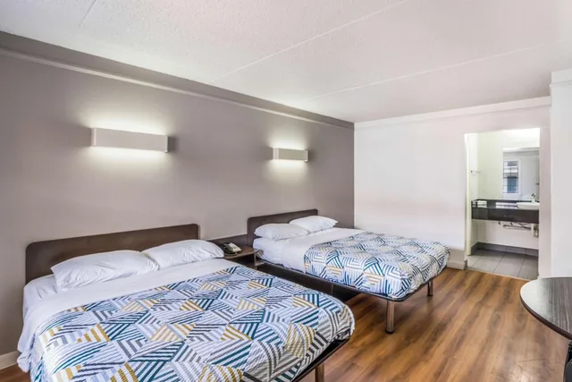 غرفة رباعية للمدخنين لذوي الإعاقة، Motel6 Dallas, TX - Market Center 1/7
