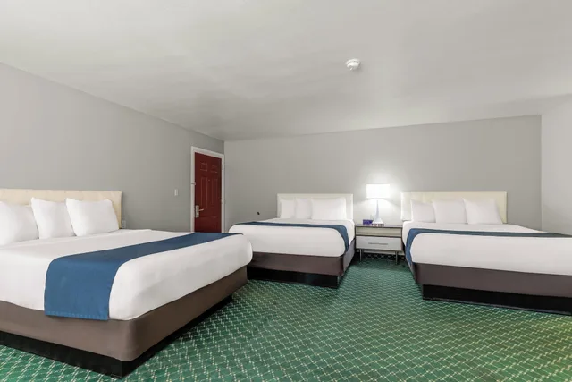 Room, Multiple Beds، Studio6 Flagstaff, AZ 1/2