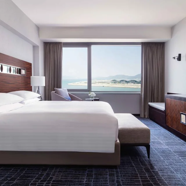 جناح تنفيذي كبير بسرير كينج بإطلالة على البحر مع دخول الصالة، Hong Kong Skycity Marriott Hotel 1/3