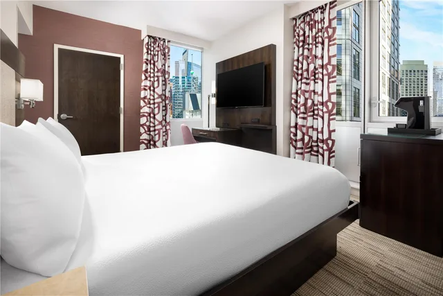 Room, King Bed, Times Square View, Corner، Hilton Garden Inn New York/Times Square Central 1/5