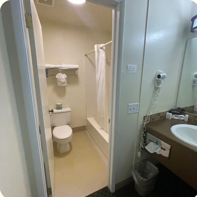 غرفة بسرير كينج يُسمح فيها بالحيوانات الأليفة، Gateway Inn 6/10