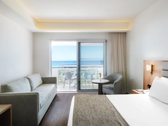 Room, 1 Queen and 2 Bunk Beds, Sea Front, Marina View، St Raphael Resort and Marina 6/10