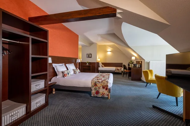 Family, 1 Double and 3 Single Beds، Qualys Hotel Val Vignes 1/5