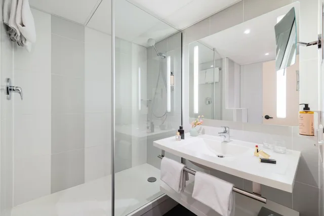 جناح عائلي بسرير كينج وسرير كوين مع أريكة في طابق مرتفع، Mercure Paris Porte De Versailles Expo 3/6