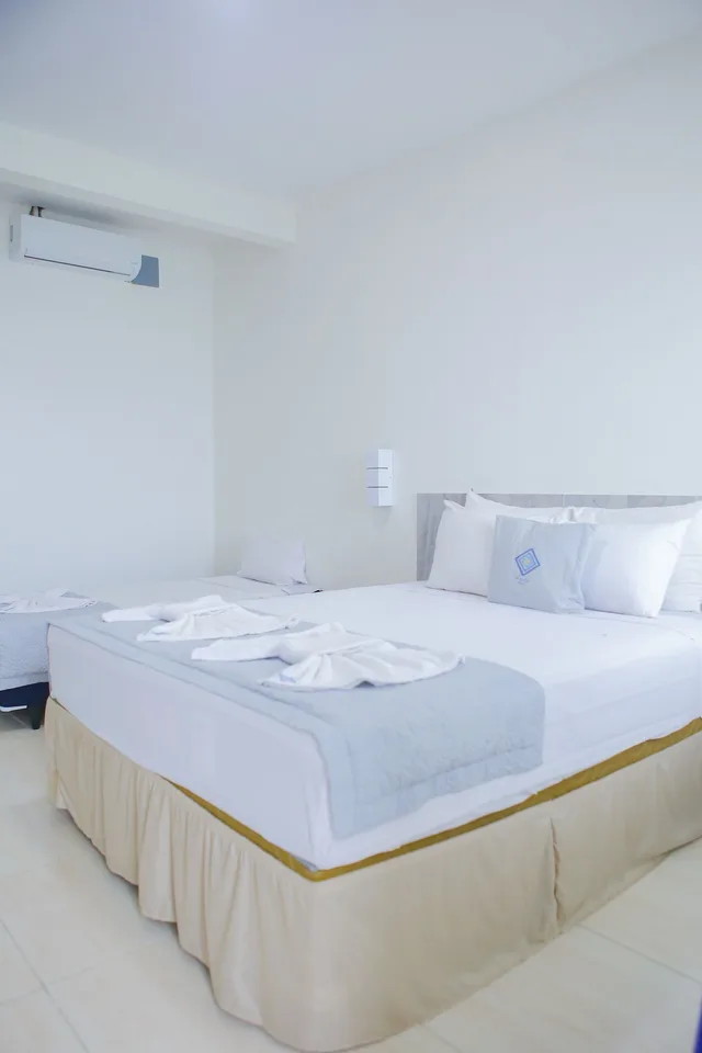 غرفة سوبيريور ثلاثية بسرير مزدوج وسرير فردي بشرفة، La Suite Praia 1/9
