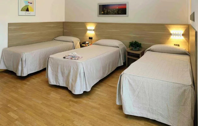 غرفة ثلاثية، Dama Hotel 1/7