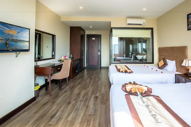 Deluxe, Single, 2 Double Beds, City View، Ocean Haven Hotel 1/4