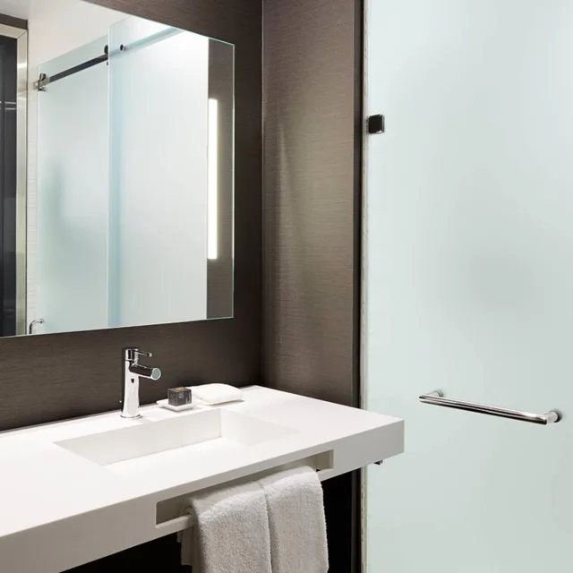 غرفة بسريرين مزدوجين بحوض استحمام لذوي الإعاقة، AC Hotel by Marriott Miami Aventura 6/7