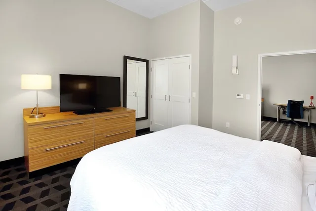 جناح بسرير كوين بغرفة نوم واحدة مع أريكة لذوي الإعاقة، TOWNEPLACE SUITES GROVE CITY MERCER/OUTLETS 3/5