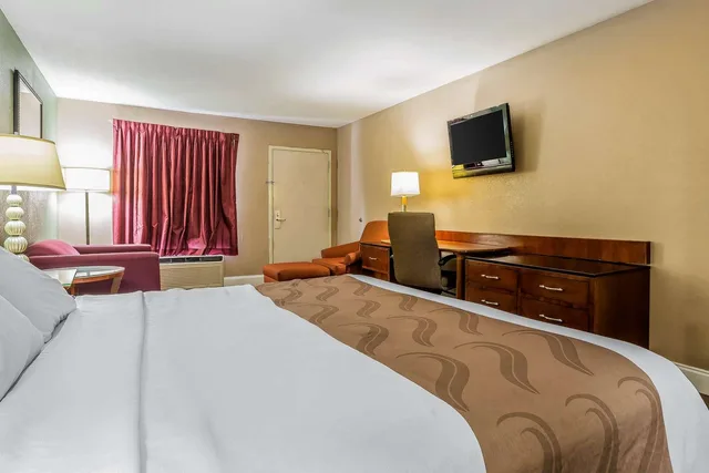 غرفة بسرير كينج للمدخنين، Quality Inn & Suites near Robins Air Force Base 1/6