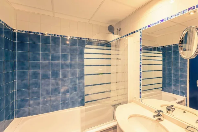 غرفة قياسية بسرير كوين بحوض استحمام، Best Western Marseille Aeroport 8/8